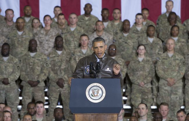U.S. President Barack Obama addresses U.S. troops during a surprise visit to Bagram Air Field, north of Kabul, Sunday, prior to the Memorial Day holiday.   AFP-Yonhap
