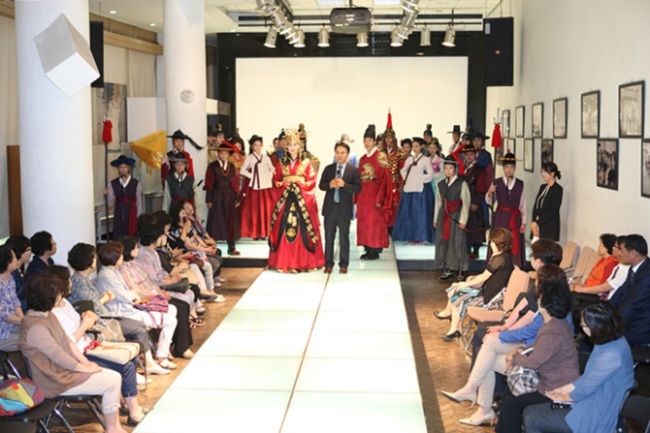 경북 경산 대경대학교가 개교 21주년을 맞아 지난 22일 지역주민들과 재학생들을 대상으로 ‘사랑의 국수드세요’ 행사를 가져 즐거움을 함께했다.
대경대는 이날 대경대학을 방문한 지역주민을 비롯해 재학생과 인근의 지역근로자들에게 무료로 국수를 대접했다고 26일 밝혔다.