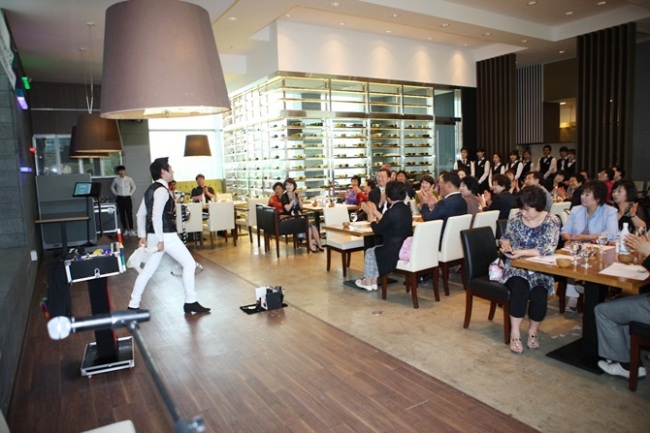 경북 경산 대경대학교가 개교 21주년을 맞아 지난 22일 지역주민들과 재학생들을 대상으로 ‘사랑의 국수드세요’ 행사를 가져 즐거움을 함께했다.
대경대는 이날 대경대학을 방문한 지역주민을 비롯해 재학생과 인근의 지역근로자들에게 무료로 국수를 대접했다고 26일 밝혔다.