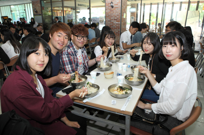 경북 경산 대경대학교가 개교 21주년을 맞아 지난 22일 지역주민들과 재학생들을 대상으로 ‘사랑의 국수드세요’ 행사를 가져 즐거움을 함께했다.
대경대는 이날 대경대학을 방문한 지역주민을 비롯해 재학생과 인근의 지역근로자들에게 무료로 국수를 대접했다고 26일 밝혔다.
