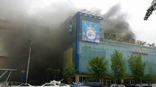 경기도 고양시 고양종합버스터미널에서 난 화재 사망자 수가 7명에서 5명으로 정정됐다.
26일 오전 9시 쯤 경기도 고양시 일산동구 백석동 고양종합버스터미널 지하 1·2층 에서 화재가 발생했다.
이에 경기 북부 소방본부는 고양종합버스터미널 화재 현장에서 사망자를 7명으로 발표했다.
그러나 소방본부는 일산백병원과 동국대병원으로 후송된 2명이 현장에서 사망한 것으로 파악해 7명이 사망했다고 발표했으나 응급실에서 심폐소생술(CPR)로 살아났다고 정정 경위를 설명했다.