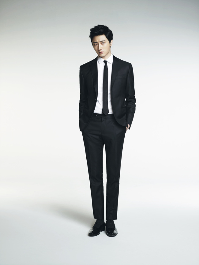 정일우(탤런트/영화배우)
배우 정일우가 MBC 새 월화드라마 ‘야경꾼일지’ 남자 주인공으로 낙점됐다. ’해를 품은 달‘ 이후 2년 만에 다시 사극으로 시청자와 만날 예정이다.