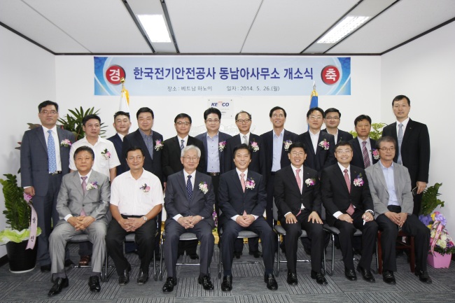 한국전기안전공사는 26일 베트남 하노이에서 이상권 한국전기안전공사 사장을 비롯해 전대주 주베트남 대사, 이규선 KOTRA 하노이무역관장, 윤상호 하노이 한인회 부회장 등 현지 주재 기관과 기업 관계자 20여명이 참석한 가운데, 한국전기안전공사 동남아사무소 개소식을 가졌다고 밝혔다.