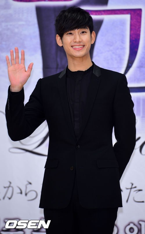 김수현(탤런트/영화배우)
김수현의 해외 팬이 김수현의 백상예술대상 수상을 기원하면서 국내 일간지에 광고를 게재해 화제다.