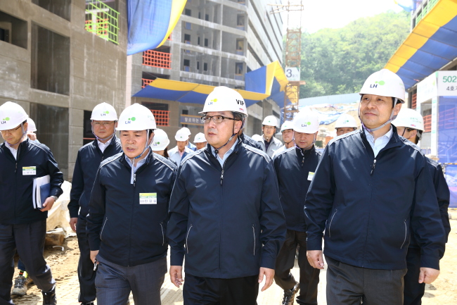 한국토지주택공사(LH)의 재난대응 키워드는 ‘선(先)’이다. 상황을 선제적으로 예방하고, 발생했을 땐 먼저 조치하자는 취지에서다. 사진은 이달 9일 실시한 CEO참여 재난대응훈련 장면. 이재영(앞줄 가운데) LH사장은 이날 서울 강남 보금자리주택 현장실태를 점검했다.