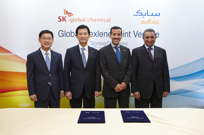 SK종합화학이 26일 사우디아라비아 국영석유화학사인 사빅(SABIC)과 고성능 폴리에틸렌인 ‘넥슬렌(Nexlene)’ 합작법인 설립 계약을 체결했다. 왼쪽부터 구자영 SK이노베이션 부회장, 차화엽 SK종합화학 사장, 모사에드 알 오할리(Mosaed Al-Ohali) 사빅 부사장, 모하메드 알마디(Mohamed Al-Mady) 사빅 부회장.  [사진제공=SK종합화학]