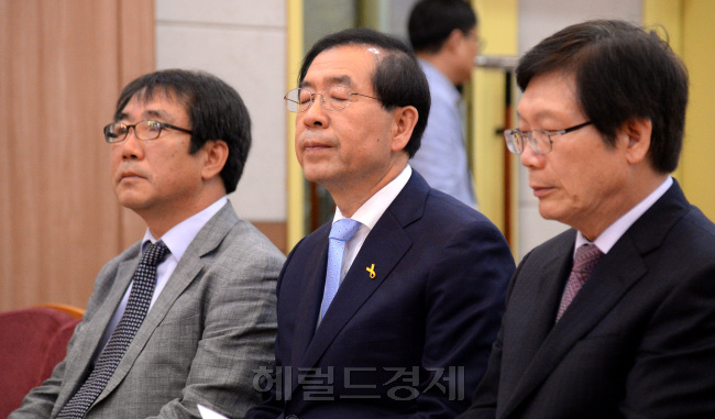 27일 오전 서울 종로구 연지동 한국기독교회관에서 열린 '생명과 평화의 도시를 바라는 목회자 기도회'에 참석한 박원순 서울 시장이 기도를 하고 있다./안훈 기자 rosedale@ 2014.05.27
27일 오전 서울 종로구 연지동 한국기독교회관에서 열린 '생명과 평화의 도시를 바라는 목회자 기도회'에 참석한 박원순 서울 시장이 기도를 하고 있다./안훈 기자 rosedale@ 2014.05.27
지키려는 자 vs 뺏으려는 자