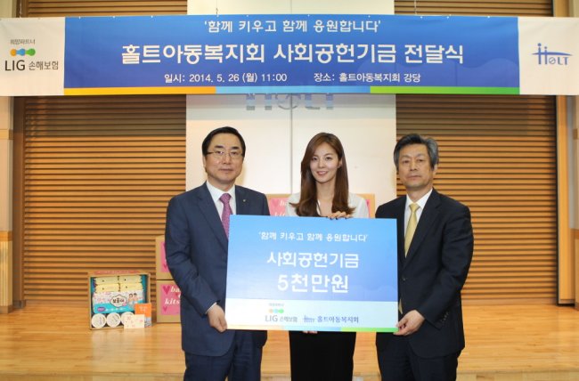 LIG손해보험은 27일 서울 마포구 합정동 소재 홀트아동복지회에서 김병헌 사장을 비롯해 이호영 경영관리총괄 전무, 홀트아동복지회 김대열 회장, 김성은 홍보대사 등이 참석한 가운데 ‘365 베이비 케어 키트(365 Baby Care Kits)’ 협약식 및 기부금 전달식을 가졌다고 밝혔다.