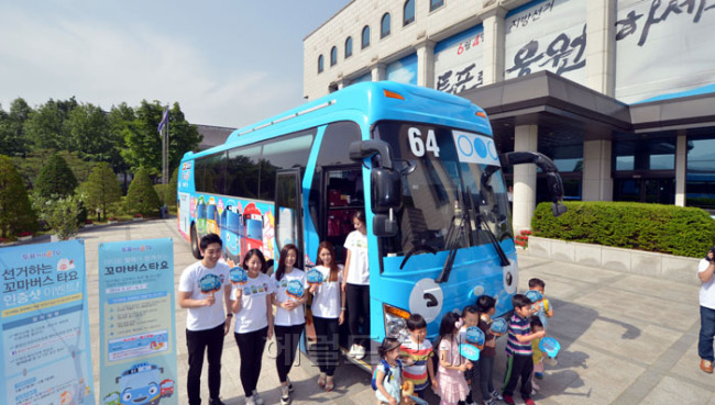 중앙선거관리위원회는 27일 오전 과천 중앙선관위에서 6.4지방선거 사전투표 및 선거일 투표 등 투표참여 홍보를 위한 ‘선거하는 꼬마버스 타요’ 출정식을 갖었다. ‘선거하는 꼬마버스 타요’는 인기 캐릭터 타요버스를 활용해 전국일주를 통한 현장이벤트와 시민인터뷰를 진행하는 등 유권자 투표독려 및 참여증대를 위해 마련했다.