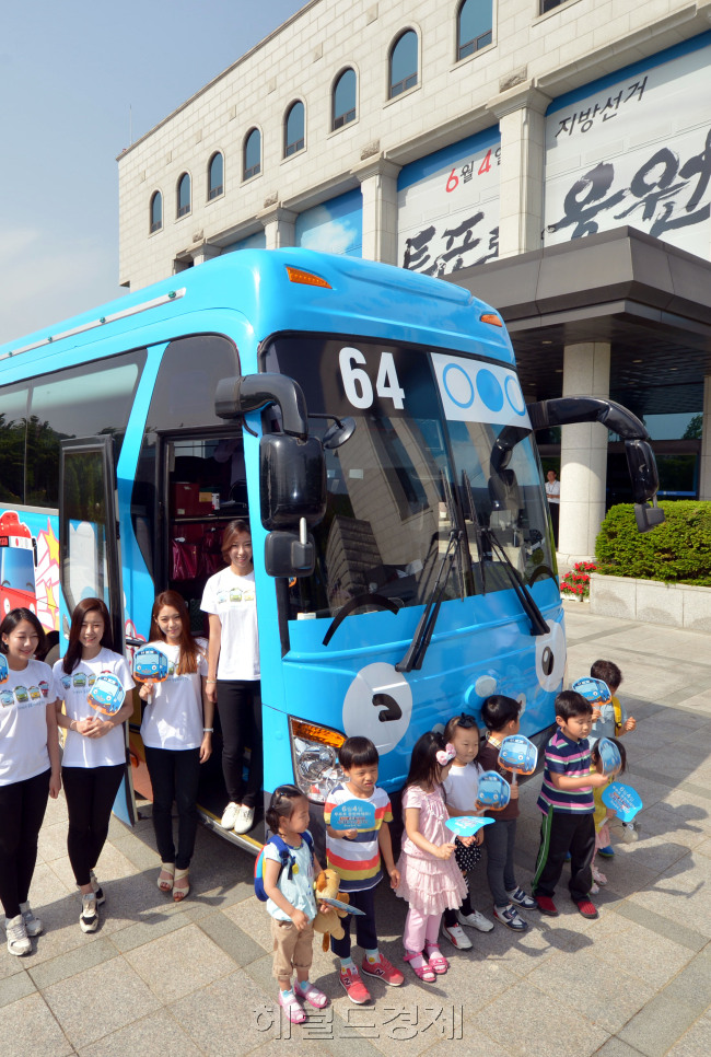 <포토>선거하는 꼬마버스 타요<br /><br />　중앙선거관리위원회는 27일 오전 과천 중앙선관위에서 6.4지방선거 사전투표 및 선거일 투표 등 투표참여 홍보를 위한 ‘선거하는 꼬마버스 타요’ 출정식을 갖었다. ‘선거하는 꼬마버스 타요’는 인기 캐릭터 타요버스를 활용해 전국일주를 통한 현장이벤트와 시민인터뷰를 진행하는 등 유권자 투표독려 및 참여증대를 위해 마련했다.<br />　김명섭 기자 msiron@heraldcorp.com
<포토>선거하는 꼬마버스 타요
　중앙선거관리위원회는 27일 오전 과천 중앙선관위에서 6.4지방선거 사전투표 및 선거일 투표 등 투표참여 홍보를 위한 ‘선거하는 꼬마버스 타요’ 출정식을 갖었다. ‘선거하는 꼬마버스 타요’는 인기 캐릭터 타요버스를 활용해 전국일주를 통한 현장이벤트와 시민인터뷰를 진행하는 등 유권자 투표독려 및 참여증대를 위해 마련했다.
　김명섭 기자 msiron@heraldcorp.com
<포토>선거하는 꼬마버스 타요
　중앙선거관리위원회는 27일 오전 과천 중앙선관위에서 6.4지방선거 사전투표 및 선거일 투표 등 투표참여 홍보를 위한 ‘선거하는 꼬마버스 타요’ 출정식을 갖었다. ‘선거하는 꼬마버스 타요’는 인기 캐릭터 타요버스를 활용해 전국일주를 통한 현장이벤트와 시민인터뷰를 진행하는 등 유권자 투표독려 및 참여증대를 위해 마련했다.
　김명섭 기자 msiron@heraldcorp.com