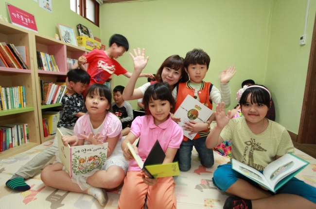 서브원은 지난 26일 경기 광주 엔젤비전 아카데미 지역아동센터 내에 ‘서브원 상상문고’ 1호점을 개관했다. 개관 현판식에는 어린이 문고 사업을 지원하는 한국방정환재단과 서브원 관계자, 광주시 지역아동센터장, 다문화가정 어린이 등 30여 명이 함께 했다. ［사진제공=서브원］