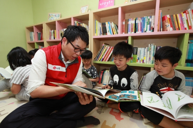 서브원은 지난 26일 경기 광주 엔젤비전 아카데미 지역아동센터 내에 ‘서브원 상상문고’ 1호점을 개관했다. 개관 현판식에는 어린이 문고 사업을 지원하는 한국방정환재단과 서브원 관계자, 광주시 지역아동센터장, 다문화가정 어린이 등 30여 명이 함께 했다. ［사진제공=서브원］