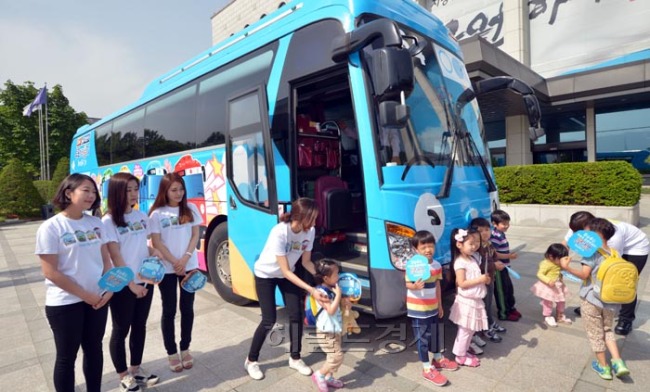 중앙선거관리위원회는 27일 오전 과천 중앙선관위에서 6.4지방선거 사전투표 및 선거일 투표 등 투표참여 홍보를 위한 ‘선거하는 꼬마버스 타요’ 출정식을 갖었다. ‘선거하는 꼬마버스 타요’는 인기 캐릭터 타요버스를 활용해 전국일주를 통한 현장이벤트와 시민인터뷰를 진행하는 등 유권자 투표독려 및 참여증대를 위해 마련했다.
