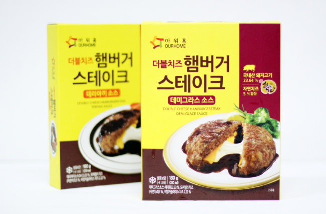 종합요리식품기업 아워홈(대표 이승우)은 고급 레스토랑의 스테이크 맛에 듬뿍 들어간 치즈의 고소함까지 즐길 수 있는 신제품 ‘더블치즈 햄버거스테이크’ 4종을 출시했다고 27일 밝혔다.
신제품은 ‘더블치즈햄버거스테이크 데리야끼소스’와 ‘더블치즈햄버거스테이크 데미그라스소스’로 각각 30일까지 보관 가능한 냉장용과 12개월 보관 가능한 냉동용이 별도 출시됐다.