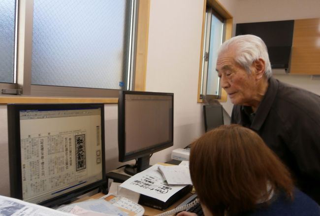 <YONHAP PHOTO-1595> TO GO WITH STORY "JAPAN-MEDIA-CULTURE-NEWSPAPER" BY MIWA SUZUKI..This picture taken on March 10, 2014 shows Toshio Hiratsuka (R), the reporter, editor and publisher of the newspaper 'Oshika Shimbun' working at his office in Ishinomaki, Miyagi prefecture, northern Japan. 89-year-old Hiratsuka is the backbone of his local newspaper, the star reporter whose trusty notebook and pen have borne witness to nearly every significant event in his corner of Japan for 65 years. AFP PHOTO / MIWA SUZUKI../2014-05-26 17:17:14/ <저작권자 ⓒ 1980-2014 ㈜연합뉴스. 무단 전재 재배포 금지.>
Toshio Hiratsuka (right), the reporter, editor and publisher of the Oshika Shimbun newspaper works, at his office in Ishinomaki, Miyagi prefecture, northern Japan.   AFP-Yonhap