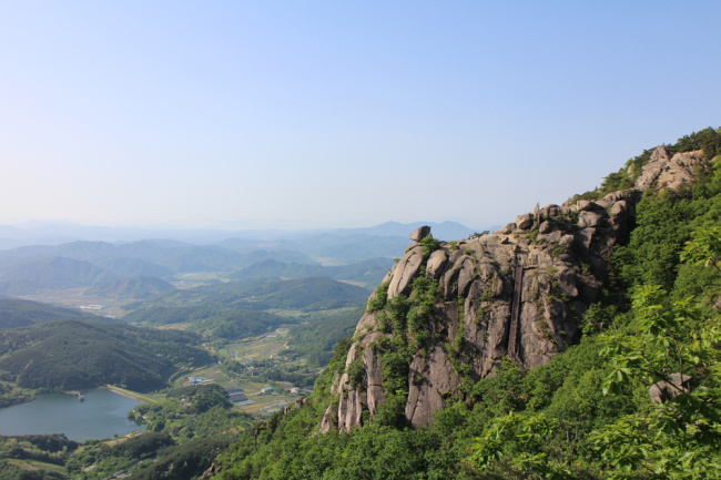 돌산인 모산재는 웅장하게 솟아난 바위와 바위틈 사이에서 자라난 소나무가 어우러져 절경을 이룬다. 모산재 정상에는 명당자리로 꼽히는 무지개터, 순결하지 못한 사람이 들어가면 빠져나오지 못한다는 전설이 내려오는 순결바위 등이 자리잡고 있다. [사진제공=합천군]