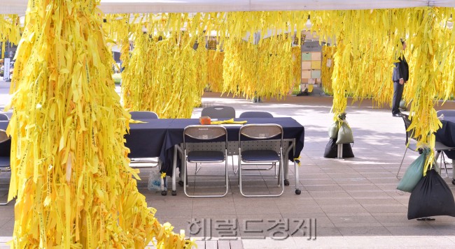 세월호 침몰 사고가 일어난지 42일째인 27일 오전 서울시청광장에 마련된 합동분향소의 분위기가 다소 한산하다. 이날 진도 현장에서는 여전히 수습작업이 더디게 진행되고 있어 유가족들의 고통은 여전히 크기만 하다.