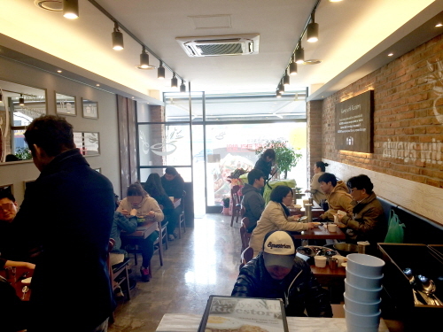 프리미엄 분식체인점 ‘라이스스토리’가 소자본 외식창업의 새로운 대안으로 떠오르고 있다. 쌀과 면을 주재료로 한국인의 입맛을 사로잡는 다양한 퓨전요리를 선보이고 있는 이 브랜드는 메뉴경쟁력과 고급화 전략으로 승부하고 있다.