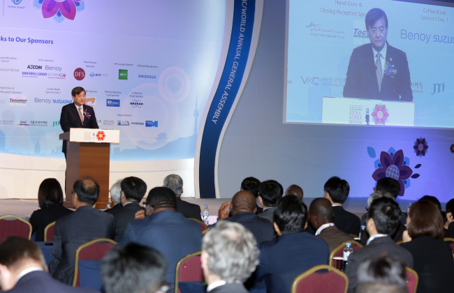 Transport Minister Seo Seoung-hwan speaks during the opening ceremony of the General Assembly of Airport Council International at Coex in Samseong-dong, southern Seoul, Tuesday.   Incheon International Airport