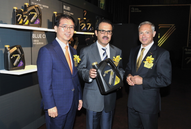 S-Oil CEO Nasser Al-Mahasher (center), S-Oil Total Lubricants CEO Pascal Rigaud (right) and S-Oil executive vice president Ryu Yul pose with their newly launched S-Oil 7 product in Seoul on Monday.   S-Oil