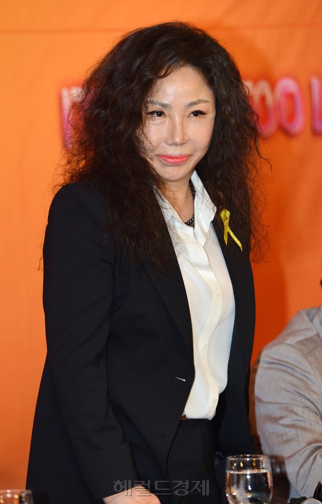 김추자(가수)
‘원조 디바’ 가수 김추자가 27일 오후 서울 중구 소공동 롯데호텔에서 열린 컴백 기자회견에서 마이크 테스트를 하고 있다.