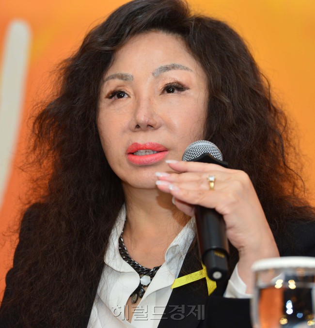 김추자(가수)
‘원조 디바’ 가수 김추자가 27일 오후 서울 중구 소공동 롯데호텔에서 열린 컴백 기자회견에서 마이크 테스트를 하고 있다.