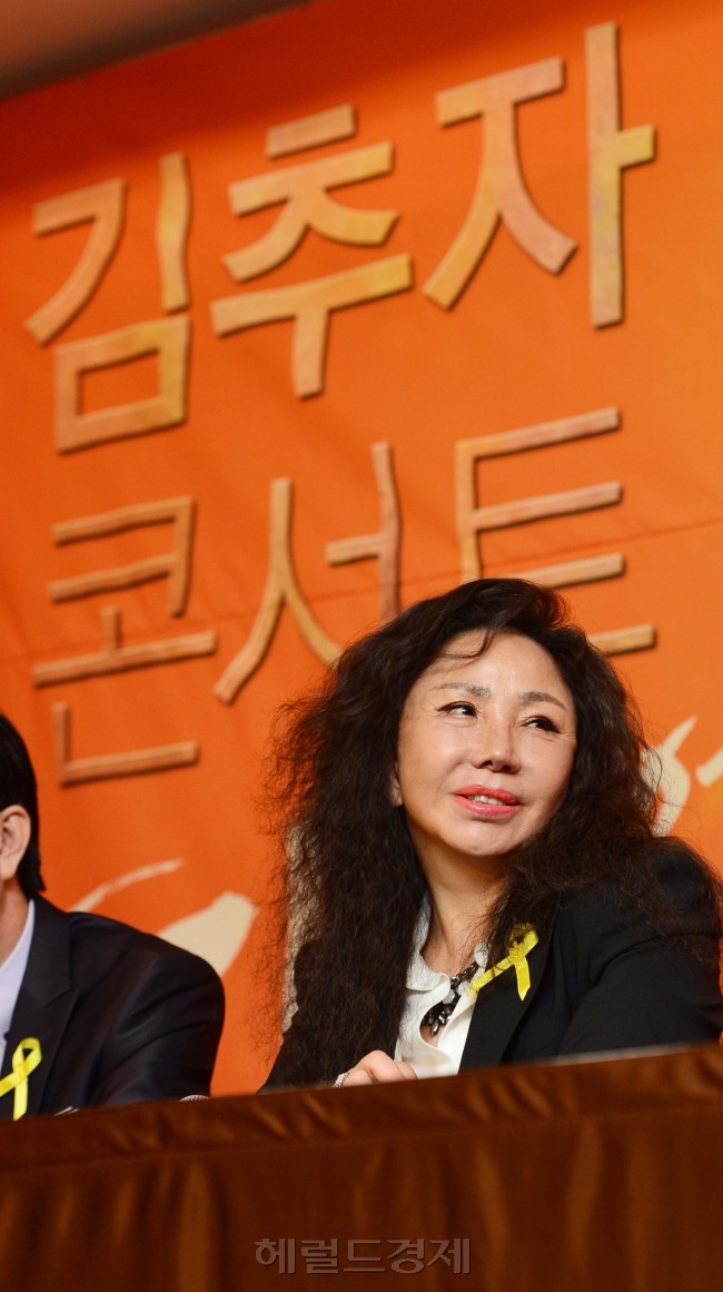김추자(가수)
‘원조 디바’ 가수 김추자가 27일 오후 서울 중구 소공동 롯데호텔에서 열린 컴백 기자회견에서 마이크 테스트를 하고 있다.