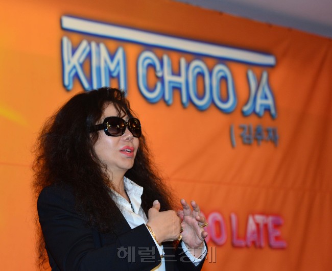 김추자(가수)
‘원조 디바’ 가수 김추자가 27일 오후 서울 중구 소공동 롯데호텔에서 열린 컴백 기자회견에서 마이크 테스트를 하고 있다.