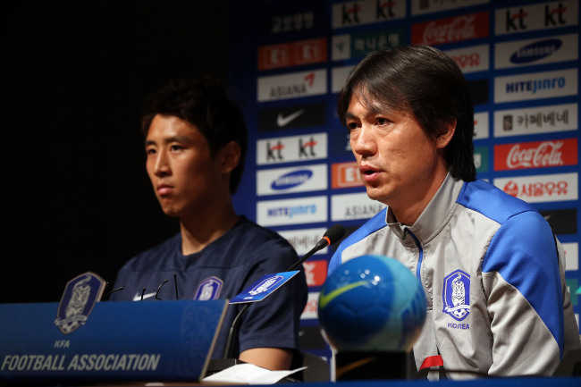 Korea captain Koo Ja-cheol (left) and head coach Hong Myung-bo take part in a press conference on Tuesday.   Yonhap