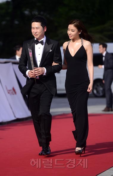 신동엽(좌부터/MC/개그맨),김아중(영화배우/탤런트)
신동엽, 김아중이 27일 오전 서울 경희대 평화의 전당에서 열리는 제50회 백상예술대상 시상식에 참석하기 위해 레드카펫을 지나며 팬들에게 인사하고 있다.