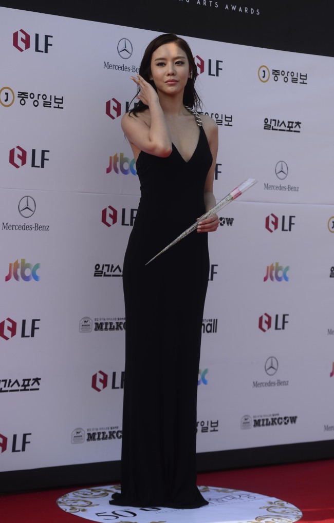 김아중(영화배우/탤런트)
영화배우 김아중이 27일 오전 서울 경희대 평화의 전당에서 열리는 제50회 백상예술대상 시상식에 참석하기 위해 포토월에서 포토타임을 가지고 있다.