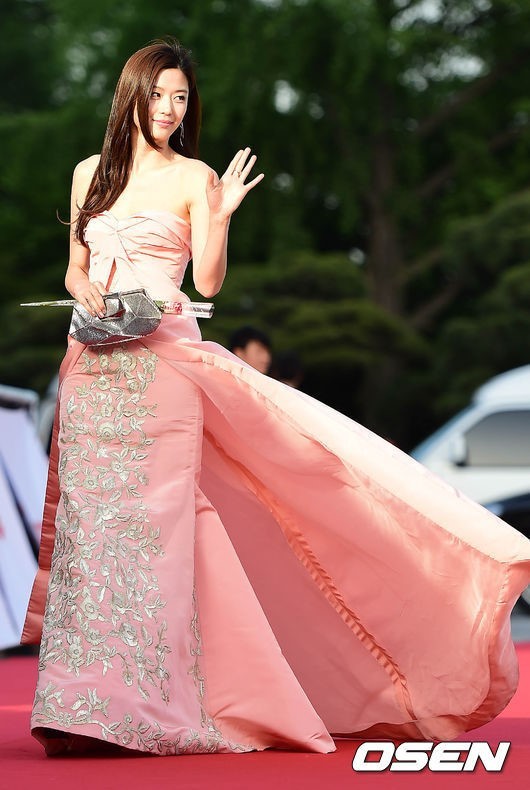 전지현(왕지현/영화배우/문화창고)
배우 전지현이 제50회 백상예술대상 시상식 레드카펫을 눈부시게 빛냈다.