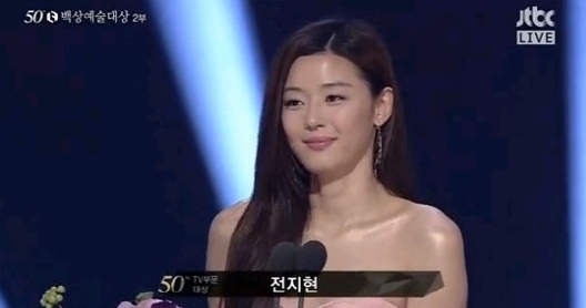 전지현(왕지현/영화배우/문화창고)
‘별에서 온 그대’의 전지현과 김수현이 백상예술대상 TV 부문 대상과 3관왕의 영예를 안았다. 이들은 수상 후 서로를 향해 감사의 말을 전해 눈길을 끌었다.