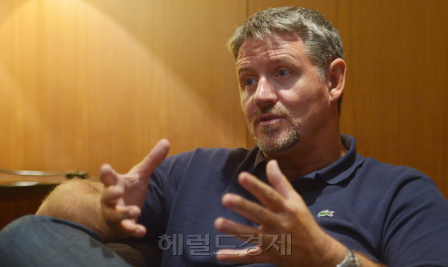 조 크로스<br />김명섭 기자 msiron@heraldcorp.com
조 크로스
김명섭 기자 msiron@heraldcorp.com
조 크로스
김명섭 기자 msiron@heraldcorp.com
