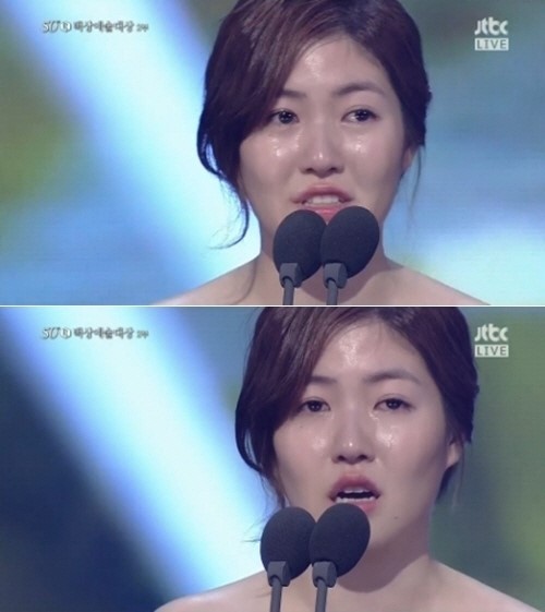 심은경(탤런트/영화배우)
‘백상예술대상’ 스무살의 배우 심은경이 백상예술대상 영화부문 여자 최우수연기상을 차지하며 눈물 속 수상소감을 말해 화제다.
[사진출처=JTBC]