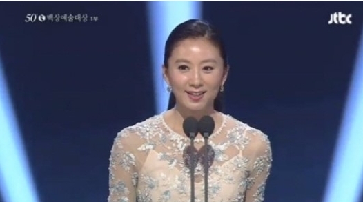 김희애(탤런트/영화배우)
배우 김희애가 ‘백상예술대상’ 시상식에서 ‘밀회’ 명대사를 언급해 눈길을 끌었다.