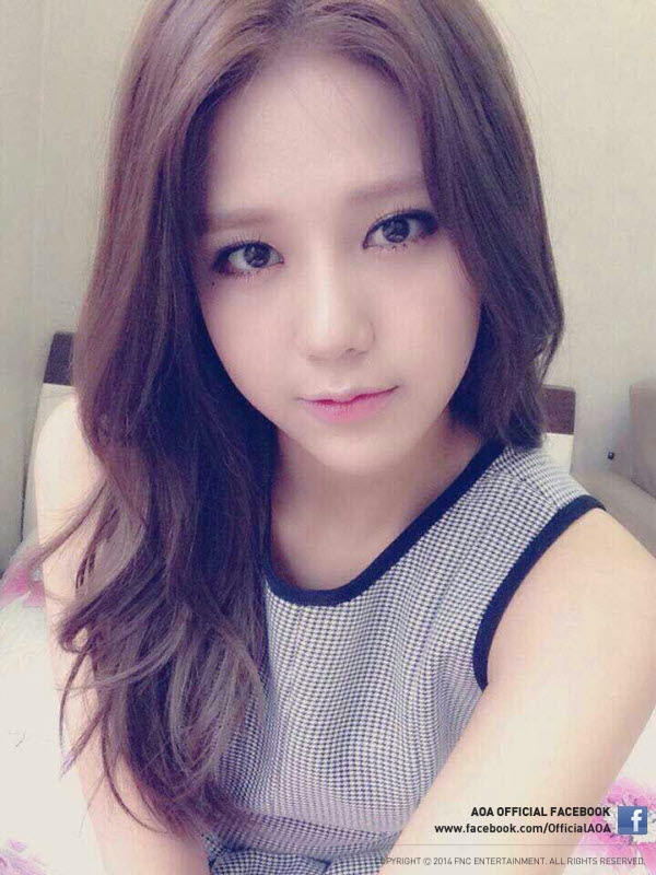 혜정(신혜정/가수/에이오에이)
최근 AOA 공식 페이스북에는 “AOA 혜정의 근황 샷! AOA의 6월 컴백도 많이 기대해 주세요~”라는 글과 함께 혜정의 근황 사진이 공개됐다. 공개된 사진 속 혜정은 결점 하나 없는 투명한 피부와 갈색 생머리로 시선을 사로잡았다. 수수한 차림에도 빛나는 미모가 스스로를 뽐낸다.