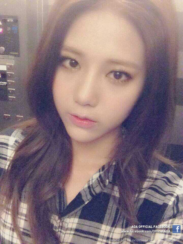 혜정(신혜정/가수/에이오에이)
최근 AOA 공식 페이스북에는 “AOA 혜정의 근황 샷! AOA의 6월 컴백도 많이 기대해 주세요~”라는 글과 함께 혜정의 근황 사진이 공개됐다. 공개된 사진 속 혜정은 결점 하나 없는 투명한 피부와 갈색 생머리로 시선을 사로잡았다. 수수한 차림에도 빛나는 미모가 스스로를 뽐낸다.