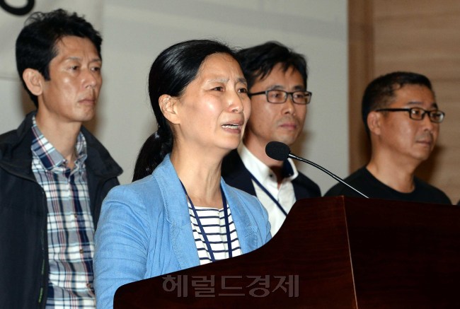 세월호사고 가족대책협의회가  28일 오전 국회 의원회관에서 기자회견을 갖고 있다.이길동기자.gdlee@heraldcorp.com
세월호사고 가족대책협의회가  28일 오전 국회 의원회관에서 기자회견을 갖고 있다.이길동기자.gdlee@heraldcorp.com
세월호 사고 희생자ㆍ실종자ㆍ생존자 가족 대책위원회가 28일 오전 국회 의원회관에서 기자회견을 갖고 있다. 대책위 가족은 “여야가 주장하는 모든 조사대상 및 증인(출석), 자료공개 등을 강제하는 방법을 채택하고 성역 없이 투명한 국정조사에 임하라”고 밝혔다.  이길동 기자/gdlee@
