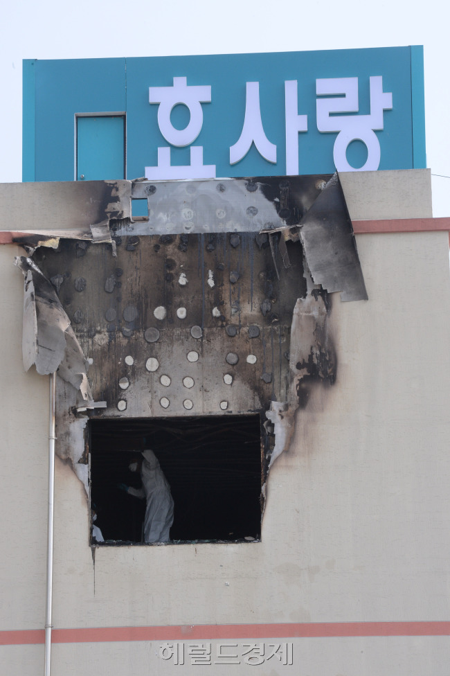 28일 오전 화재가 발생한 전남 장성군 삼계면 효사랑요양병원 별관 건물 2층에 국과수가 현장감식을 하고 있다. 다용도실에서 발생한 화재로  간호사 1명과 치매 노인 환자 등 21명이 숨지고 7명이 중경상을 입었다.  박현구 기자phko@heraldcorp.com 2014.05.28
28일 오전 화재가 발생한 전남 장성군 삼계면 효사랑요양병원 별관 건물 2층에 국과수가 현장감식을 하고 있다. 다용도실에서 발생한 화재로  간호사 1명과 치매 노인 환자 등 21명이 숨지고 7명이 중경상을 입었다.  박현구 기자phko@heraldcorp.com 2014.05.28
28일 오전 화재가 발생한 전남 장성군 삼계면 효사랑요양병원 별관 건물 2층에 국과수가 현장감식을 하고 있다. 다용도실에서 발생한 화재로  간호사 1명과 치매 노인 환자 등 21명이 숨지고 7명이 중경상을 입었다.  박현구 기자phko@heraldcorp.com 2014.05.28