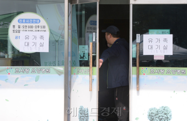 28일 오전 화재가 발생한 전남 장성군 삼계면 효사랑요양병원 별관 건물 2층에 국과수가 현장감식을 하고 있다. 다용도실에서 발생한 화재로  간호사 1명과 치매 노인 환자 등 21명이 숨지고 7명이 중경상을 입었다. 사진은본관 1층에 마련된 유가족   박현구 기자phko@heraldcorp.com 2014.05.28
28일 오전 화재가 발생한 전남 장성군 삼계면 효사랑요양병원 별관 건물 2층에 국과수가 현장감식을 하고 있다. 다용도실에서 발생한 화재로  간호사 1명과 치매 노인 환자 등 21명이 숨지고 7명이 중경상을 입었다. 사진은본관 1층에 마련된 유가족   박현구 기자phko@heraldcorp.com 2014.05.28