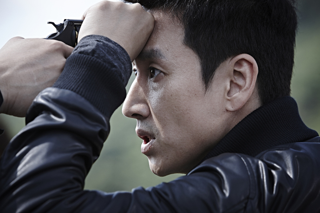 Lee Sun-kyun plays a corrupt detective in the movie “A Hard Day.”   Showbox