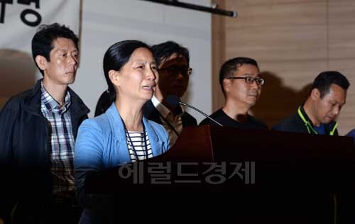 세월호 사고 희생자ㆍ실종자ㆍ생존자 가족 대책위원회 가 28일 오전 국회 의원회관에서 기자회견을 갖고 있다.
이날 가족대책위는 세월호참사 국정조사 특위와 관련 “여야가 주장하는 모든 조사대상 , 증인(출석), 자료공개,이를 강제할수 있는 방법을 채택하고 성역 없는 투명한 국정조사에 임하라”고 밝혔다.
