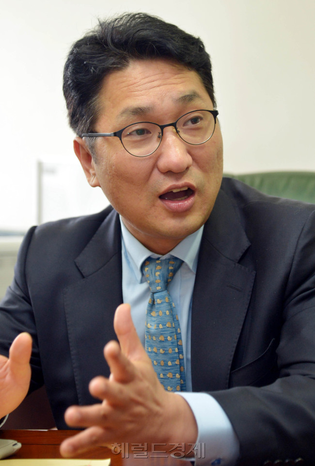 문구상 골든브릿지투자증권 대표<br />김명섭 기자 msiron@heraldcorp.com
문구상 골든브릿지투자증권 대표
김명섭 기자 msiron@heraldcorp.com