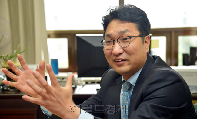 문구상 골든브릿지투자증권 대표<br />김명섭 기자 msiron@heraldcorp.com
문구상 골든브릿지투자증권 대표
김명섭 기자 msiron@heraldcorp.com
