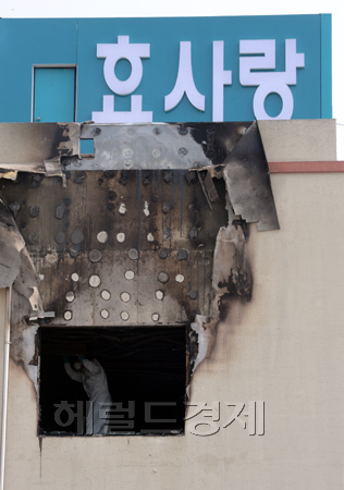 28일 오전 화재가 발생한 전남 장성군 삼계면 효사랑요양병원 별관 건물 2층에 국과수가 현장감식을 하고 있다. 다용도실에서 발생한 화재로 간호사 1명과 치매 노인 환자 등 21명이 숨지고 7명이 중경상을 입었다.