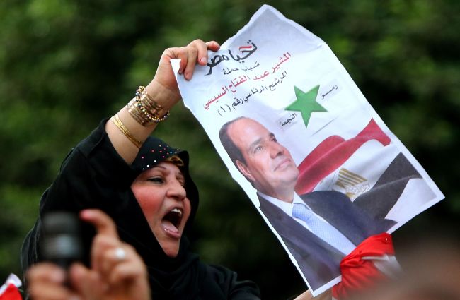 An Egyptian supporter of former army chief and presidential candidate Abdel-Fattah el-Sissi chants slogans on a street in Cairo on Tuesday.   AFP-Yonhap