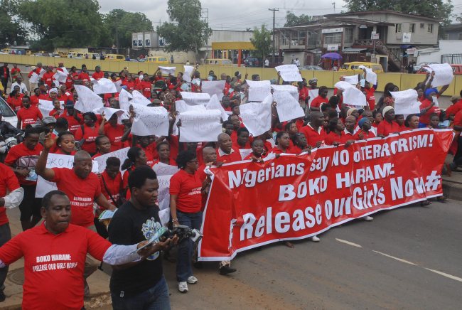 <YONHAP PHOTO-0075> epa04228441 Nigerians protest over the abducted Chibok School girls in Lagos, Nigeria 27 May 2014. Nigerian Chief of Defence Staff, Air Marshall Alex Badeh said 26 May 2014 it would be too dangerous to go in and rescue the girls however the military was aware of their position. The 276 girls were abducted from their school in Nigeria last month by the None of the girls have been found to date. EPA/STR/2014-05-28 01:23:58/ <저작권자 ⓒ 1980-2014 ㈜연합뉴스. 무단 전재 재배포 금지.>
Nigerians protest over the abducted Chibok School girls in Lagos, Nigeria, Tuesday.   EPA-Yonhap