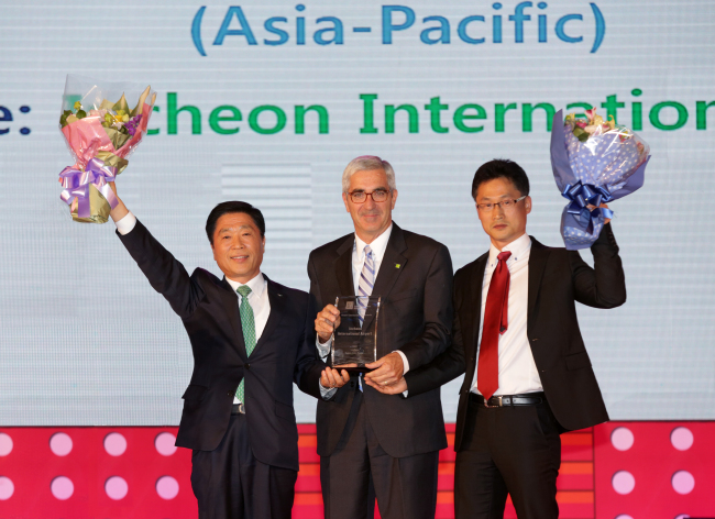 Incheon International Airport’s acting president Choi Hong-yeol (from left); Rick Piccolo, chairman of the Airport Council International World Governing Body; and Jang Ki-wook, head of the labor union, pose to celebrate the airport’s winning of the Airport Service Quality Awards at an award ceremony in Seoul on Tuesday.   Incheon International Airport