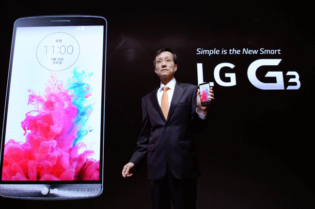 Park Jong-seok, chief executive of LG’s mobile business, introduces its flagship smartphone, the G3, at its headquarters in Seoul on Wednesday.   LG Electronics